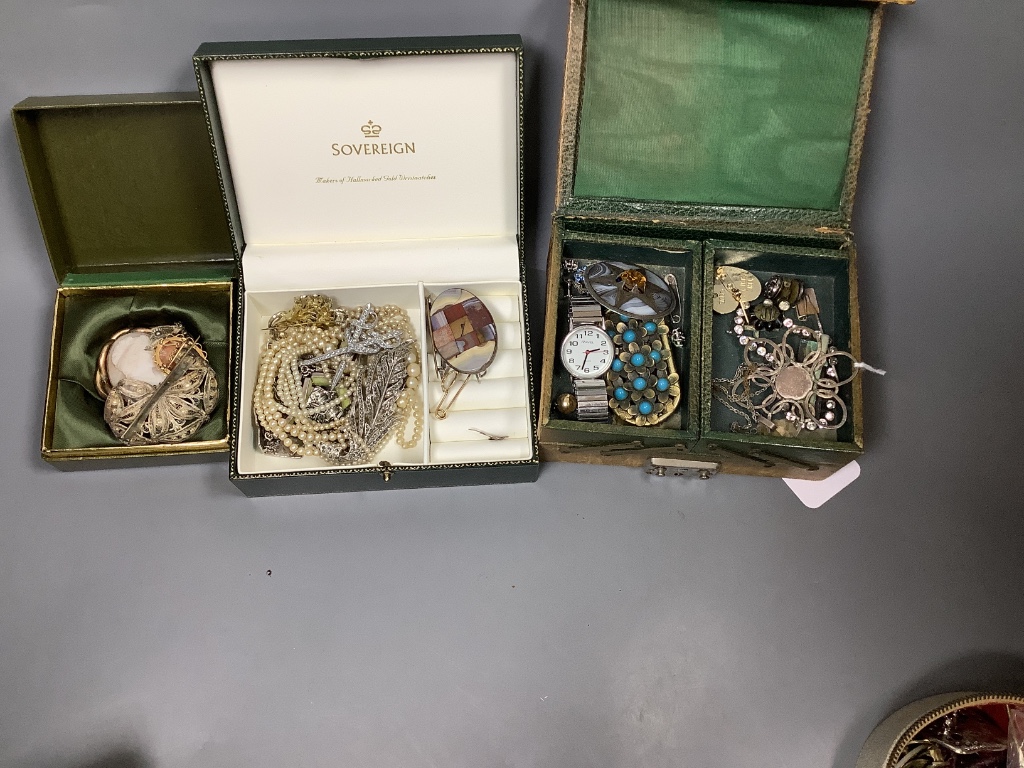 A quantity of assorted costume jewellery.